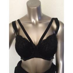 Leuke zwart met kant Hunkemöller bij beha 85D 85 D