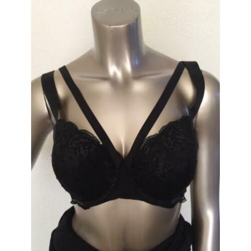 Leuke zwart met kant Hunkemöller bij beha 85D 85 D