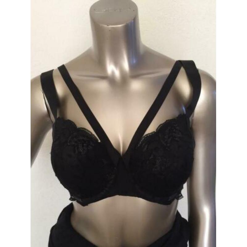 Leuke zwart met kant Hunkemöller bij beha 85D 85 D