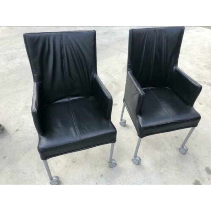 Zwarte leren stoelen met wielen