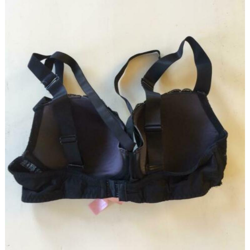 Leuke zwart met kant Hunkemöller bij beha 85D 85 D