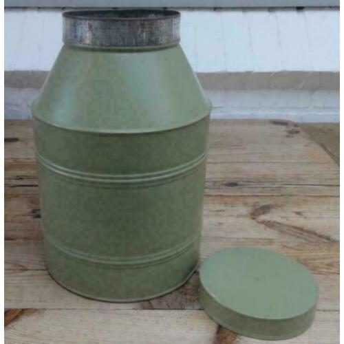 Groen geverfde brocante zinken bus met deksel