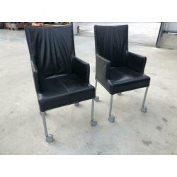 Zwarte leren stoelen met wielen