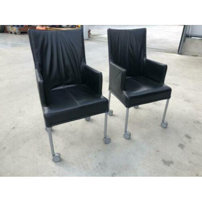 Zwarte leren stoelen met wielen