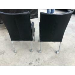 Zwarte leren stoelen met wielen