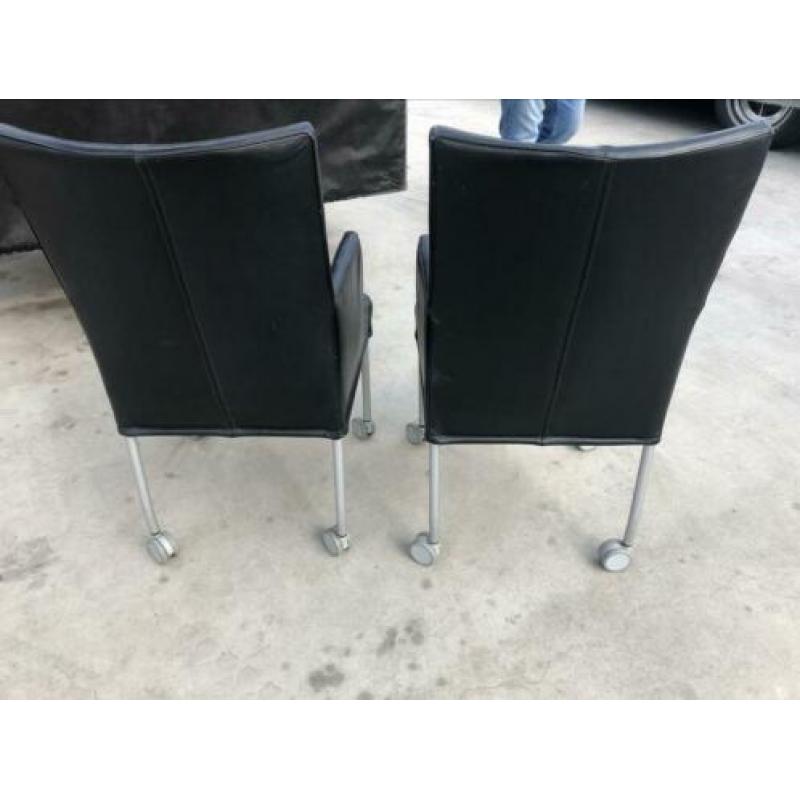 Zwarte leren stoelen met wielen