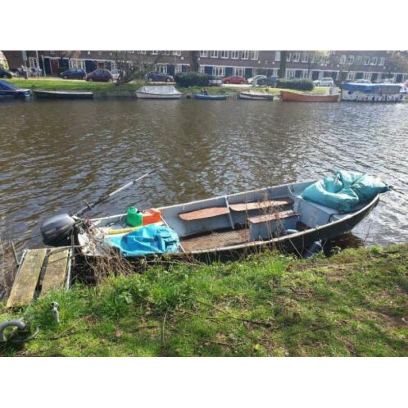 Stalen sloep - motorboot - lelievlet