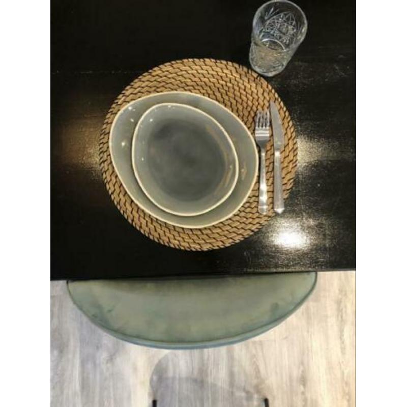 Jewels servies van action. Eetborden en lunch borsen