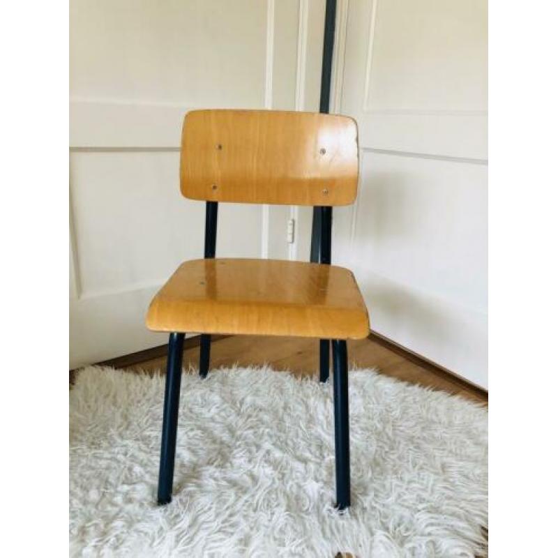 Vintage schoolstoeltjes stoeltje school kleuter peuter retro