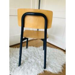Vintage schoolstoeltjes stoeltje school kleuter peuter retro