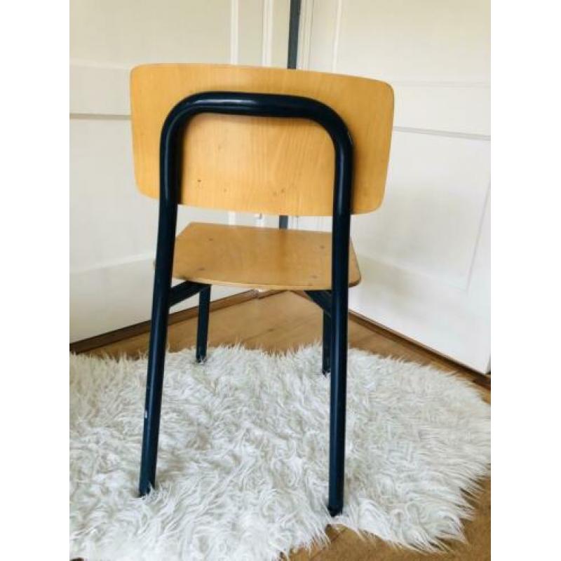 Vintage schoolstoeltjes stoeltje school kleuter peuter retro