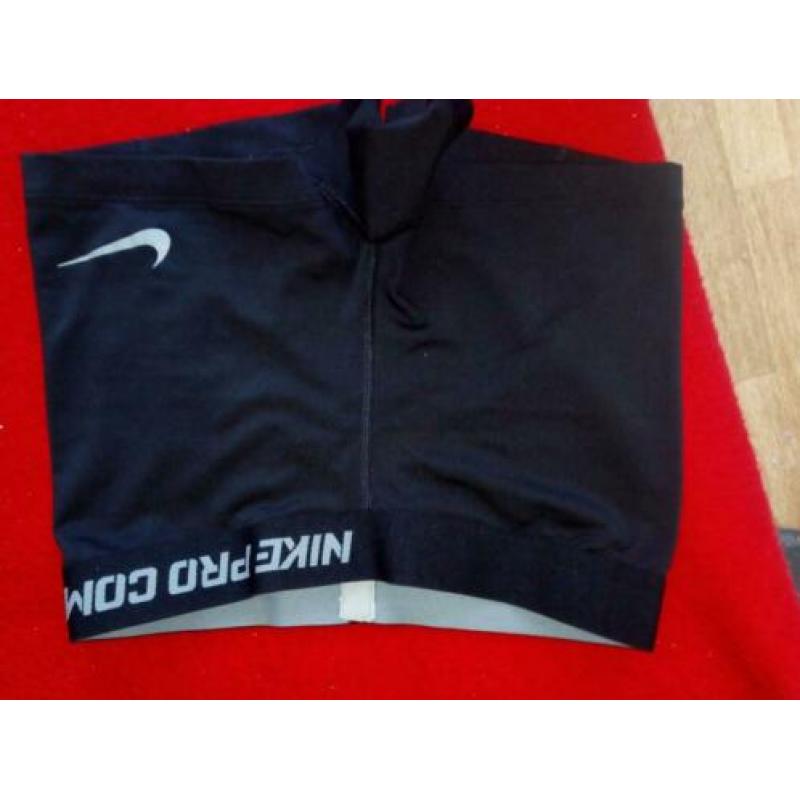 Nike trainers korte broek maat xs