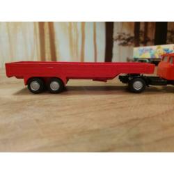 Lion Car Daf Torpedo met zwanehals trailer Rood 1:50