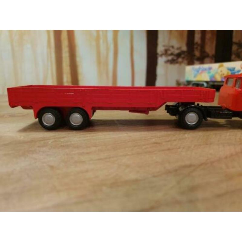 Lion Car Daf Torpedo met zwanehals trailer Rood 1:50