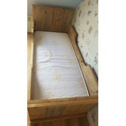 Peuterbed van oud steigerhout