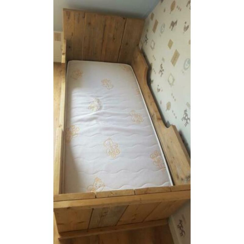 Peuterbed van oud steigerhout