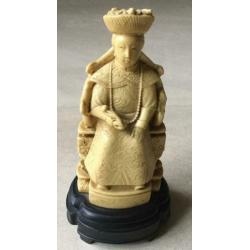 Chinees sculptuur van resine op voetje onderkant gemerkt
