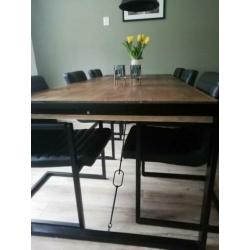 Industriële eetafel inclusief stoelen