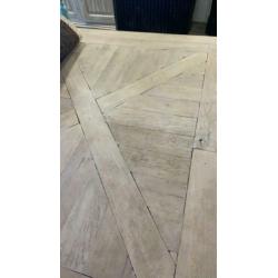Tafel met eiken parket inlay