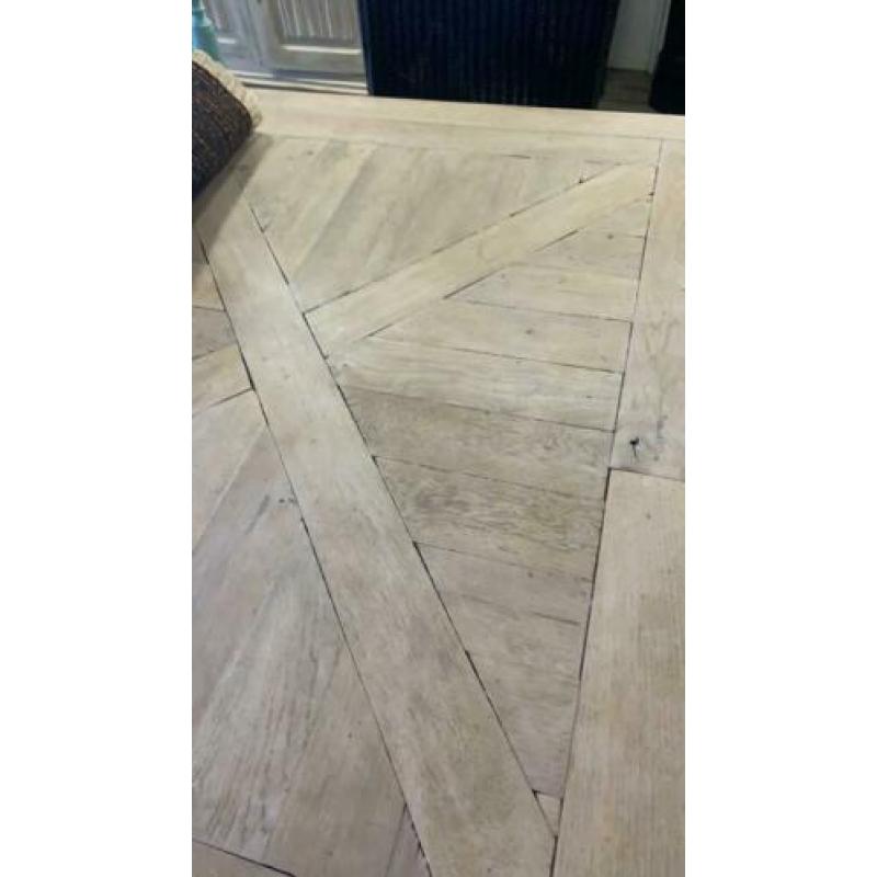 Tafel met eiken parket inlay