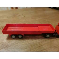 Lion Car Daf Torpedo met zwanehals trailer Rood 1:50