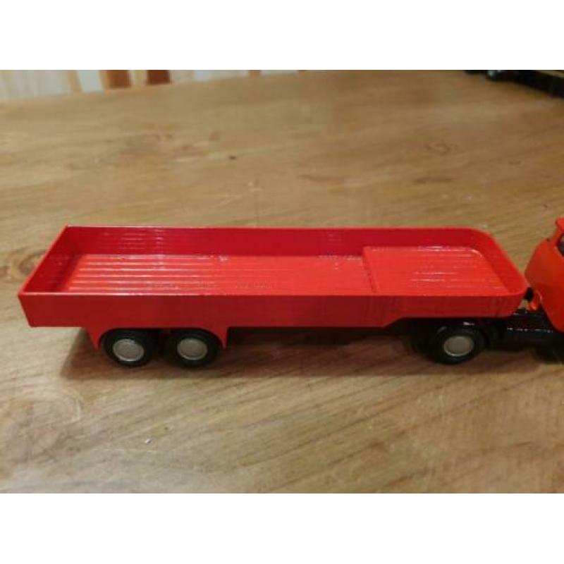 Lion Car Daf Torpedo met zwanehals trailer Rood 1:50