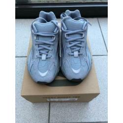 Adidas Yeezy Boost 700 V2 Hospital blue maat 36 2/3 en 38