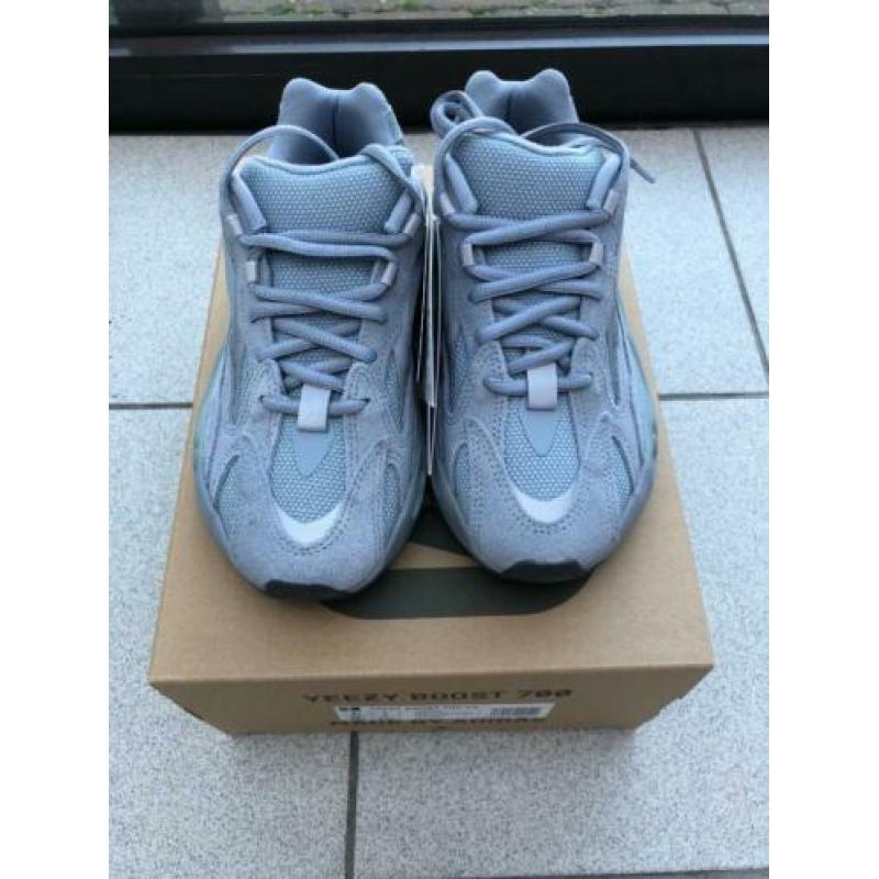 Adidas Yeezy Boost 700 V2 Hospital blue maat 36 2/3 en 38