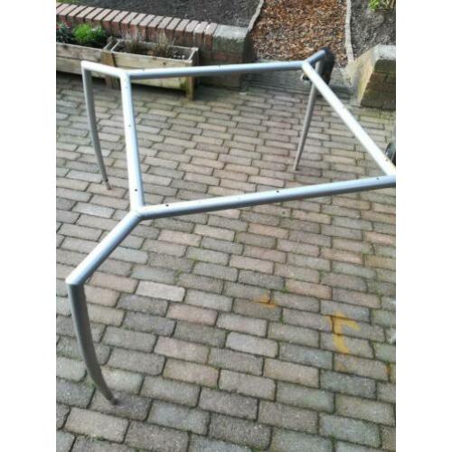 stalen frame/poot tafel