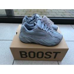 Adidas Yeezy Boost 700 V2 Hospital blue maat 36 2/3 en 38