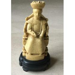 Chinees sculptuur van resine op voetje onderkant gemerkt