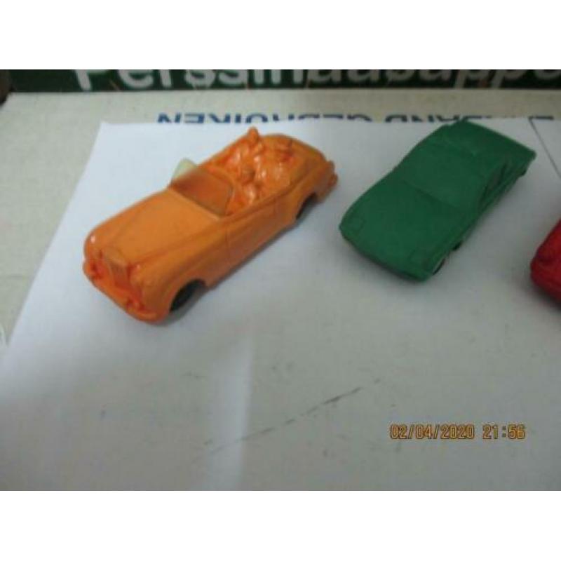 4 plastic autoos ik denk 3 van Tomte en de andere onbekend