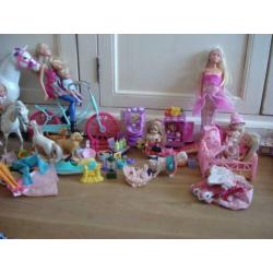 Groot pakket Barbie's en toebehoren, kleding etc