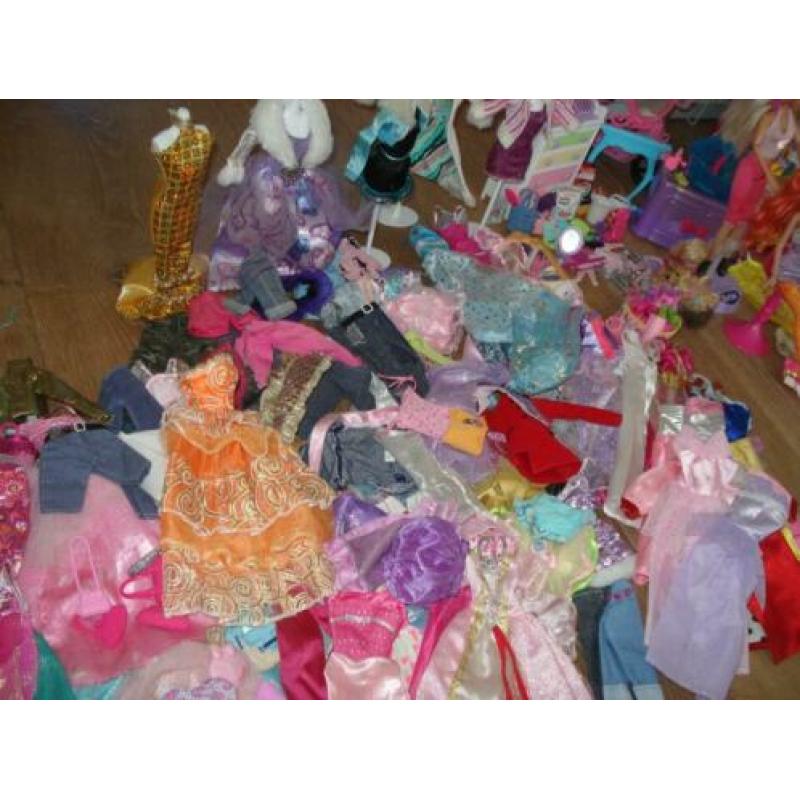 Groot pakket Barbie's en toebehoren, kleding etc