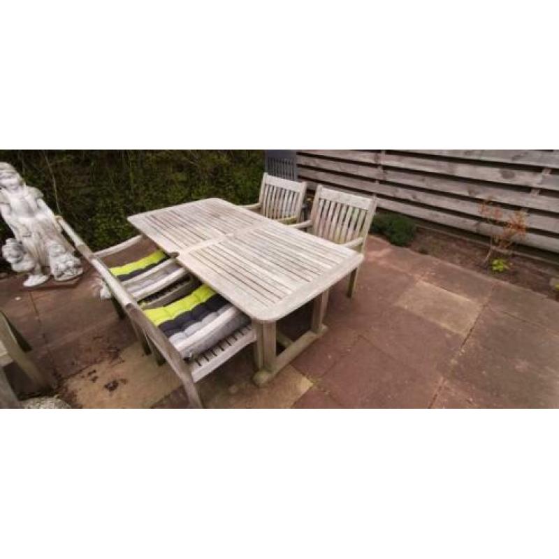 Teakhouten tuinset. Tafel en 4 stoelen