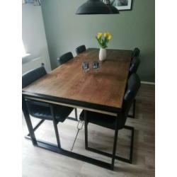 Industriële eetafel inclusief stoelen