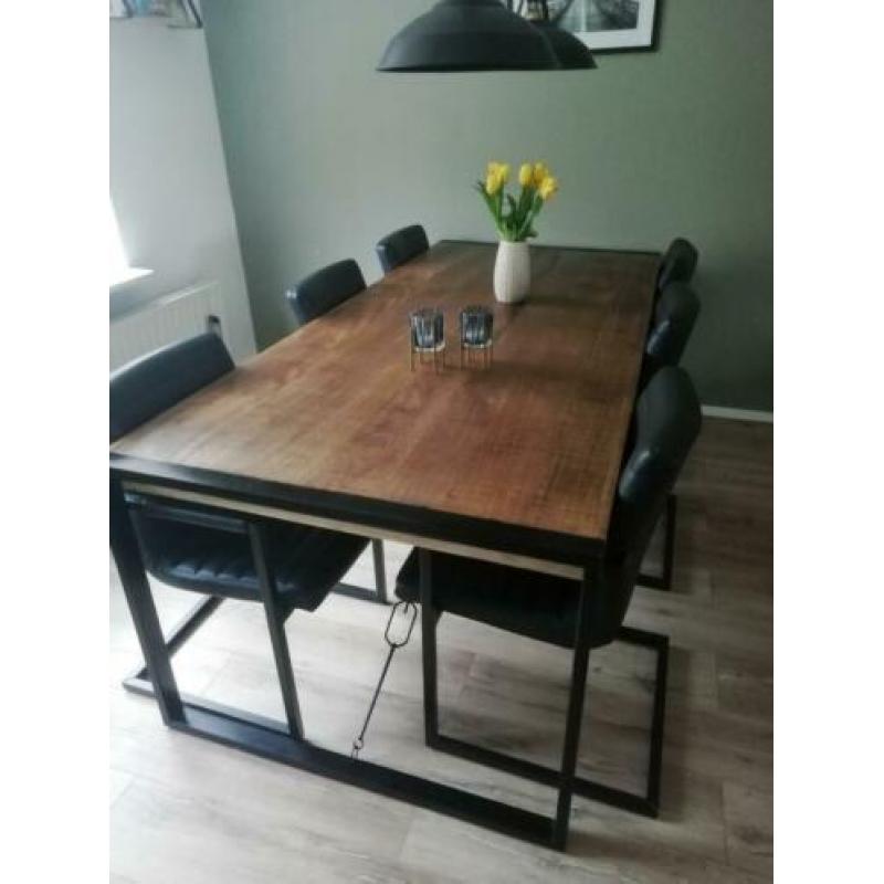 Industriële eetafel inclusief stoelen
