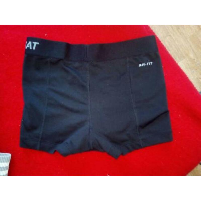 Nike trainers korte broek maat xs