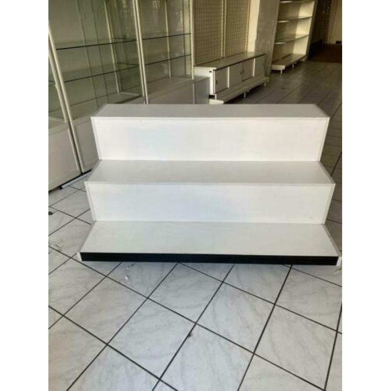 Kast met tredes vitrine