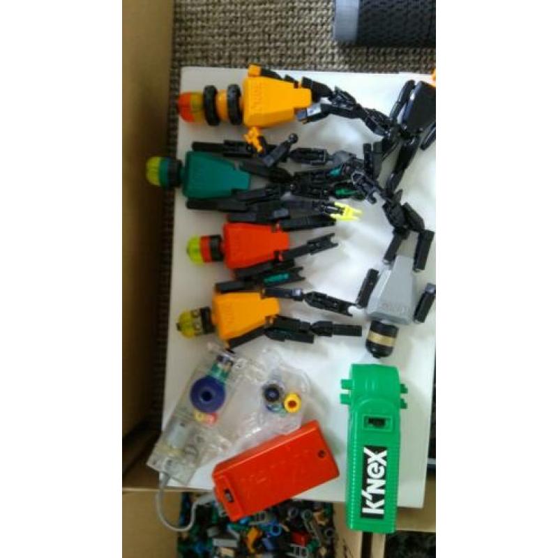 Enorme hoeveelheid Knex motoren veel wielen popjes tandwiel