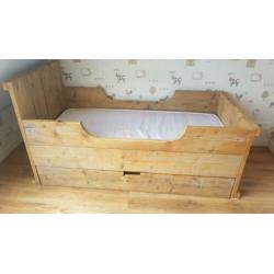 Peuterbed van oud steigerhout
