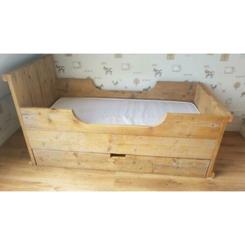 Peuterbed van oud steigerhout