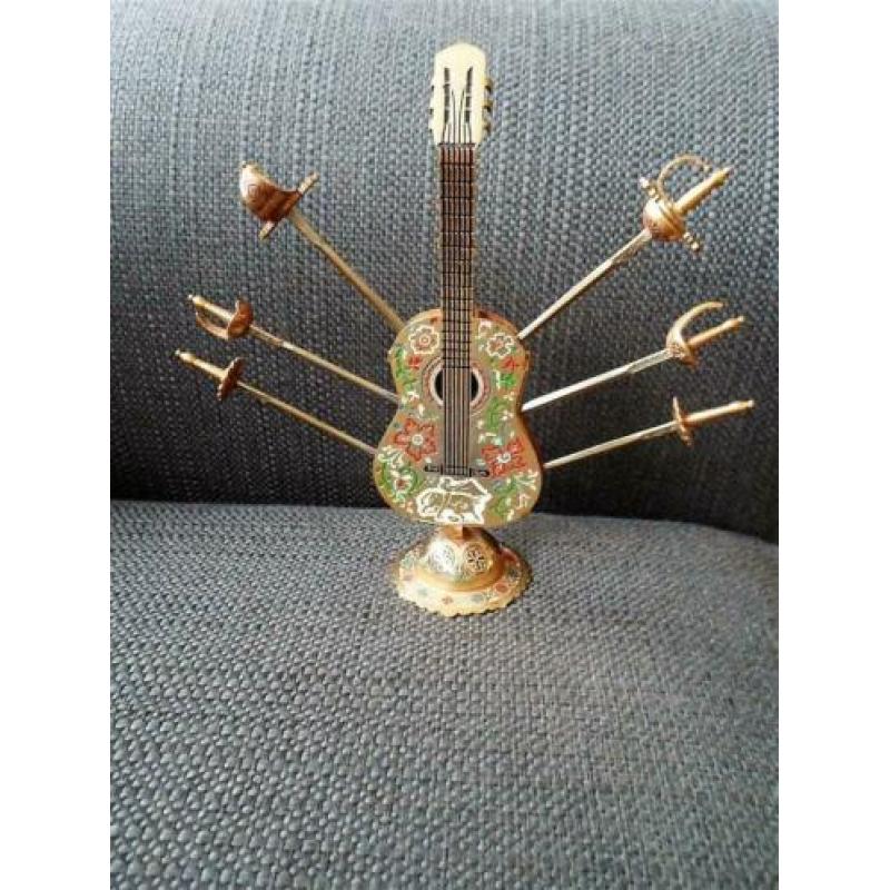 Gitaar met degens. Jaren '60. Cocktailprikkers. Toledo