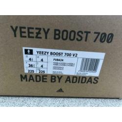 Adidas Yeezy Boost 700 V2 Hospital blue maat 36 2/3 en 38