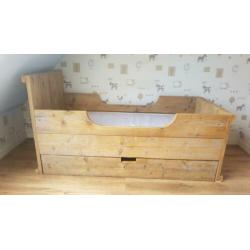 Peuterbed van oud steigerhout
