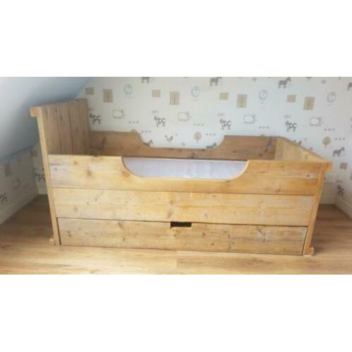 Peuterbed van oud steigerhout