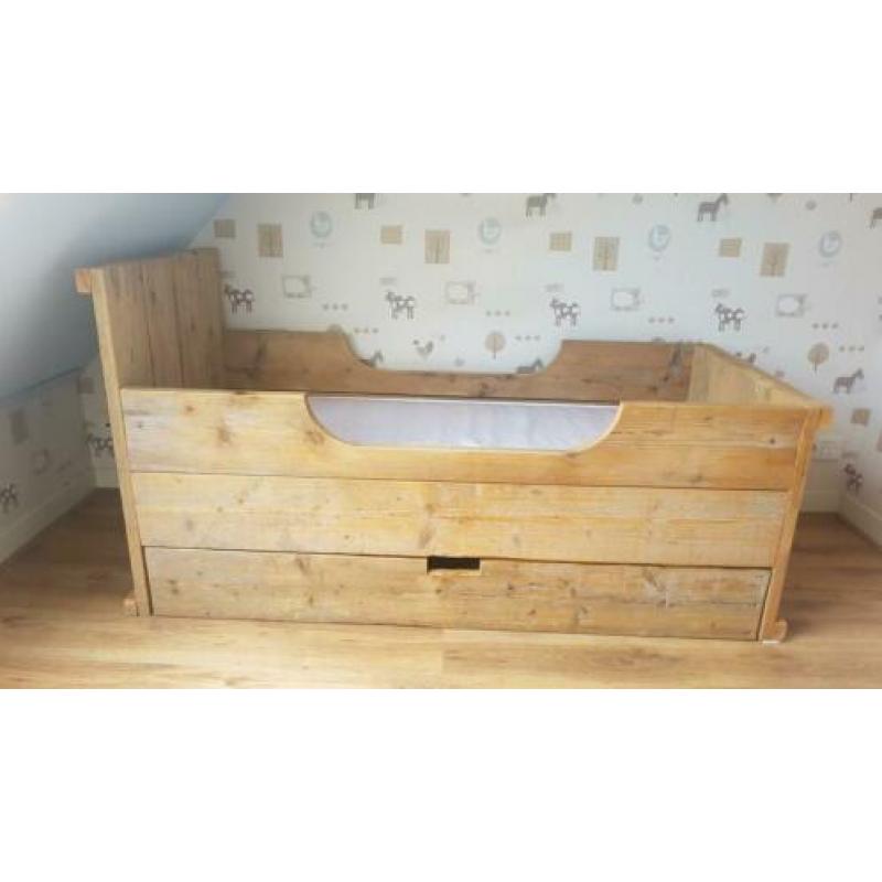 Peuterbed van oud steigerhout