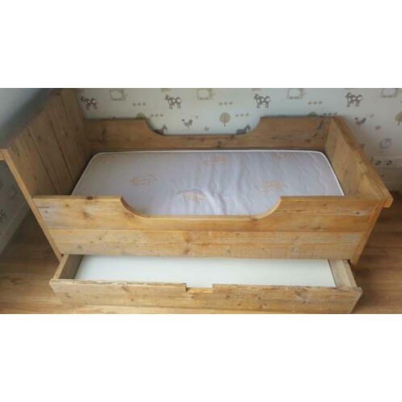 Peuterbed van oud steigerhout