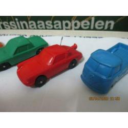 4 plastic autoos ik denk 3 van Tomte en de andere onbekend
