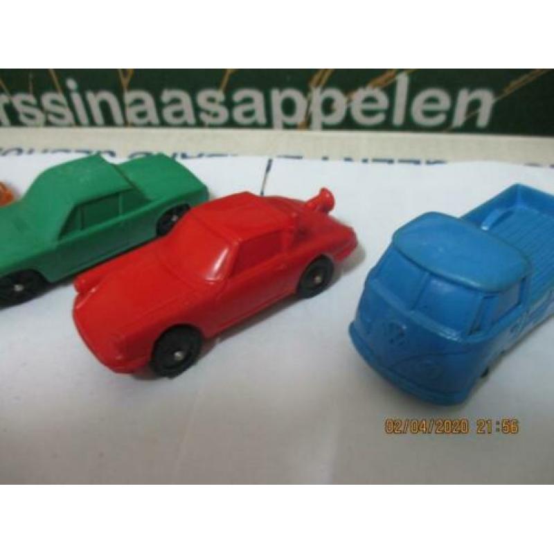 4 plastic autoos ik denk 3 van Tomte en de andere onbekend